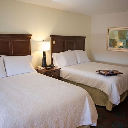 Hampton Inn Колби Экстерьер фото