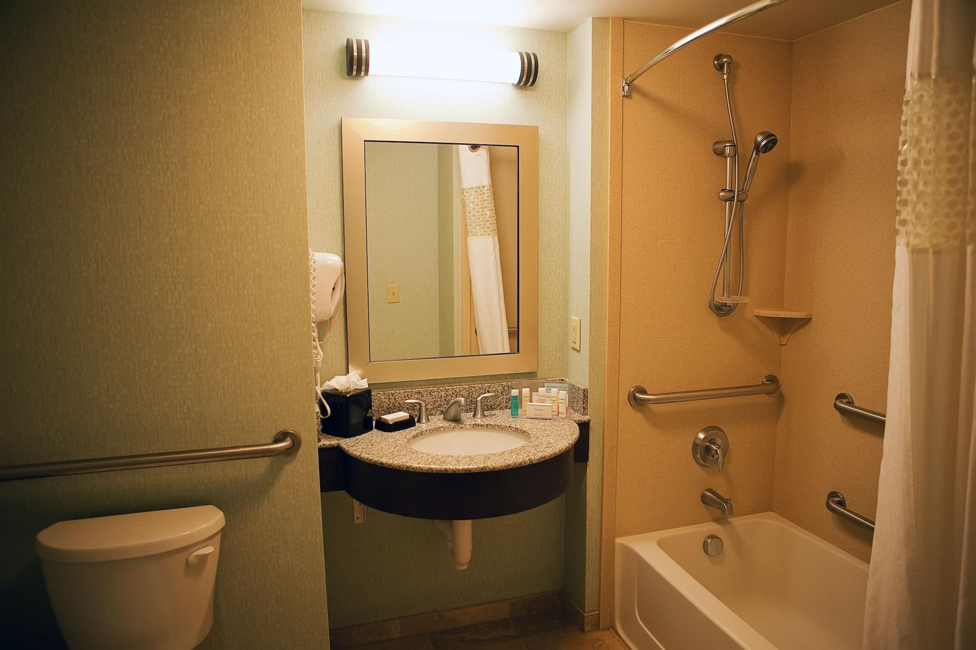 Hampton Inn Колби Экстерьер фото