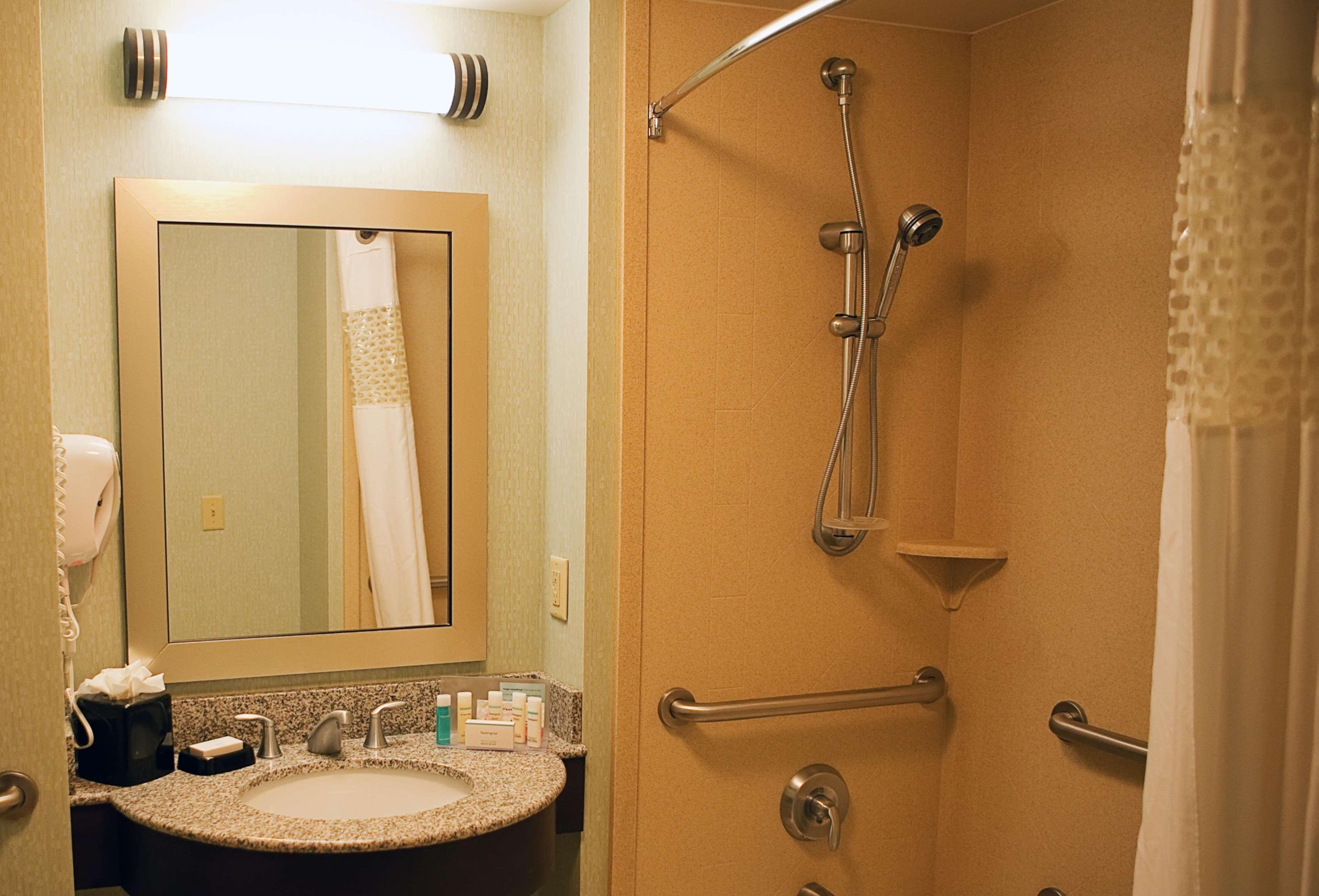 Hampton Inn Колби Экстерьер фото
