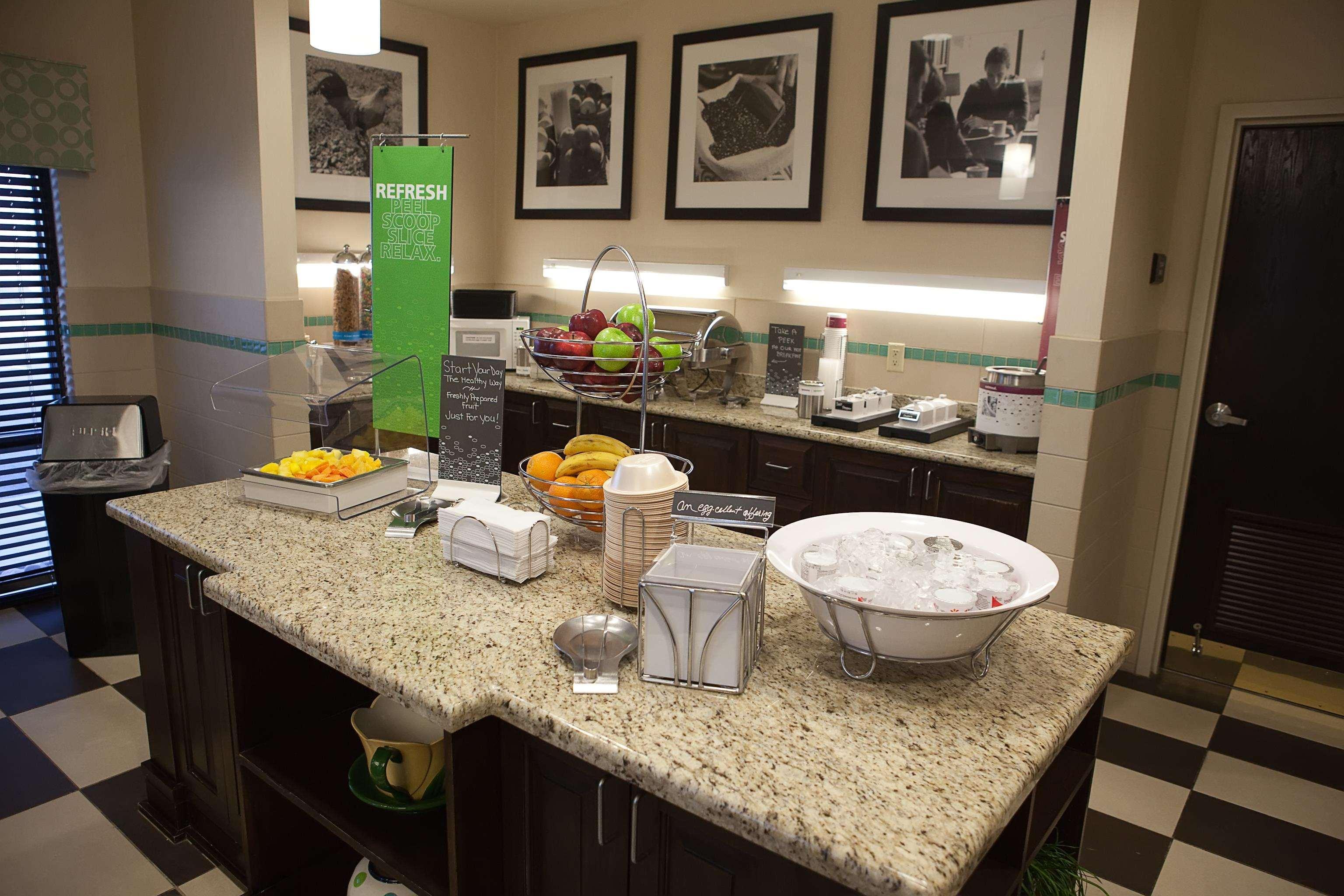 Hampton Inn Колби Экстерьер фото