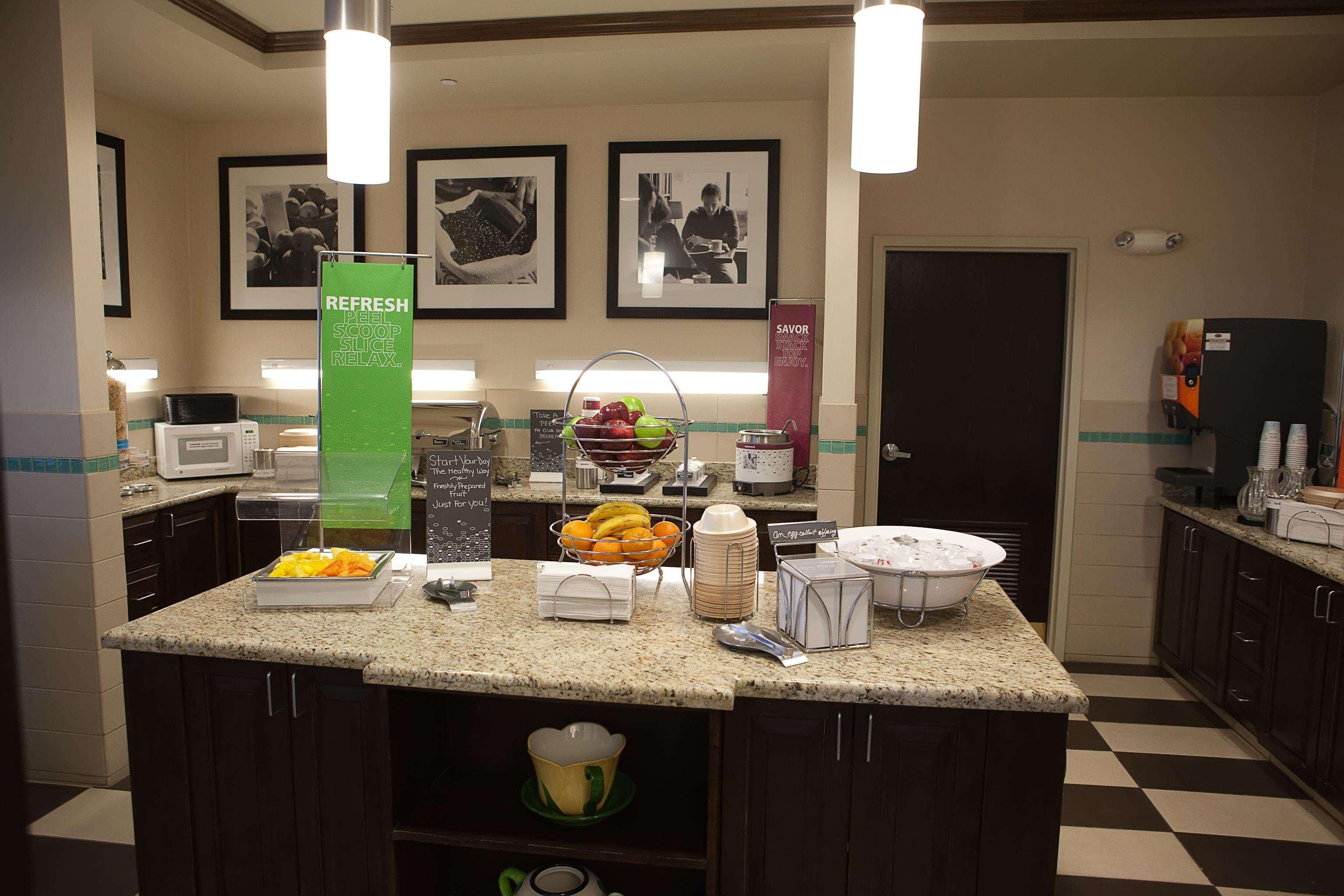 Hampton Inn Колби Экстерьер фото