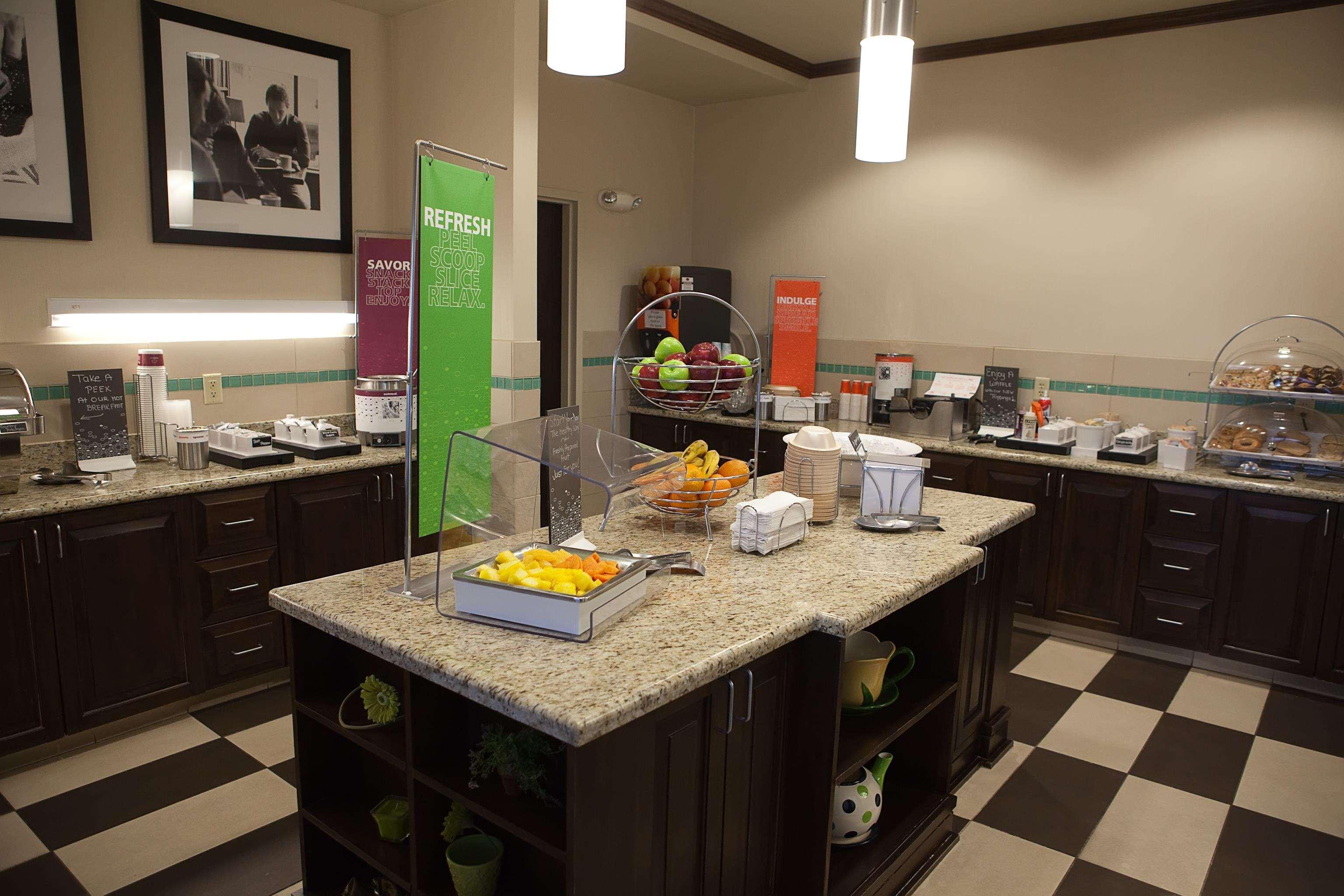 Hampton Inn Колби Экстерьер фото