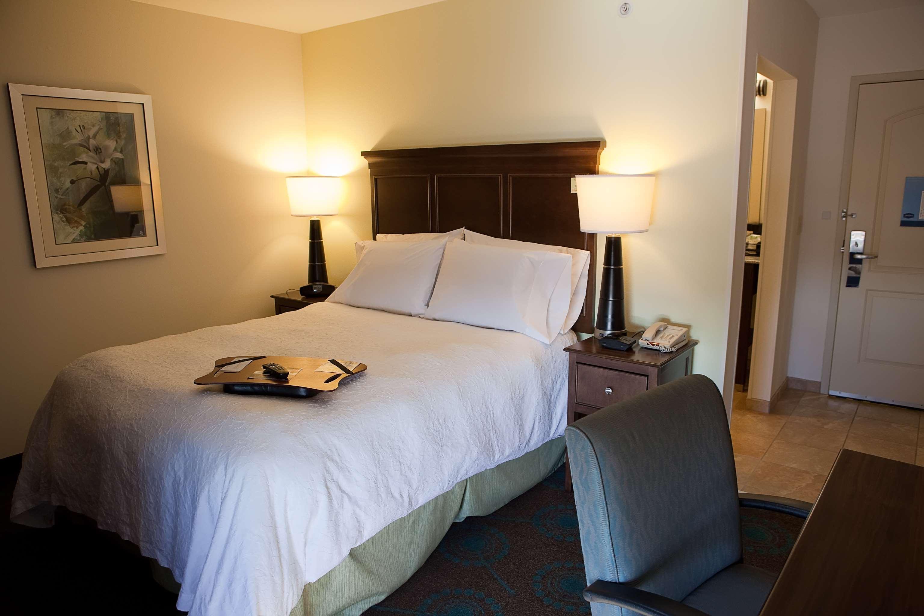 Hampton Inn Колби Экстерьер фото