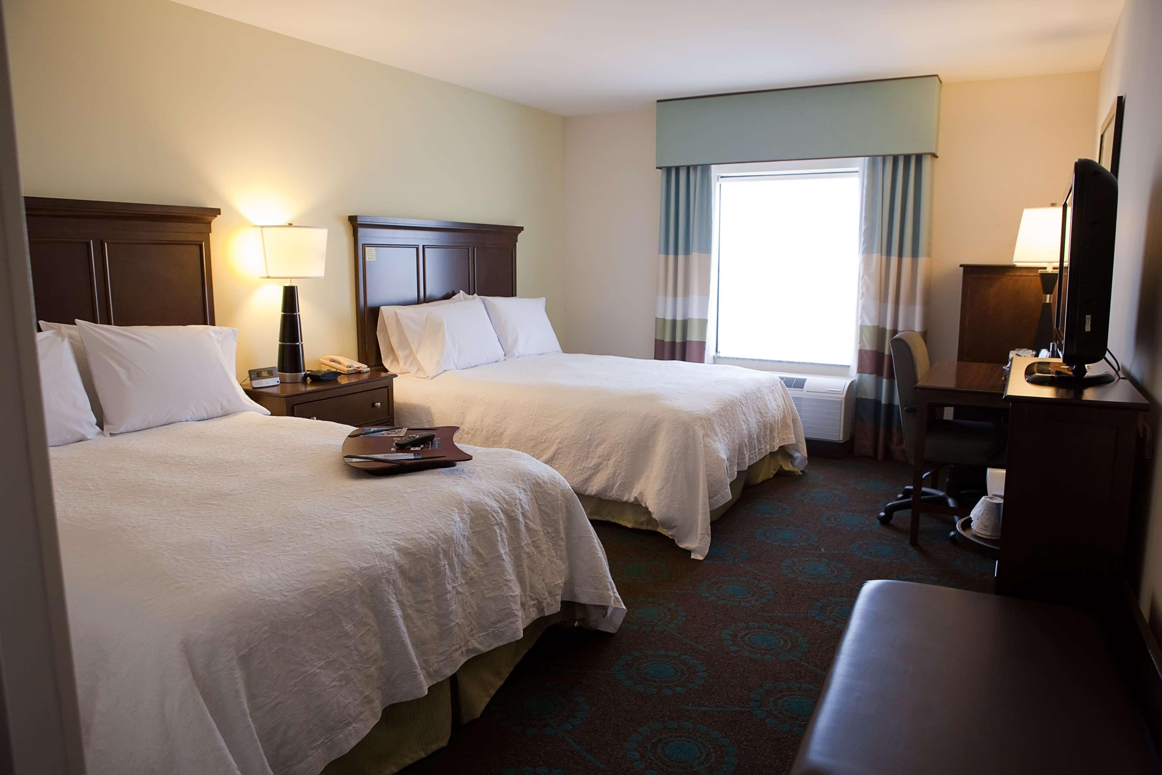 Hampton Inn Колби Экстерьер фото