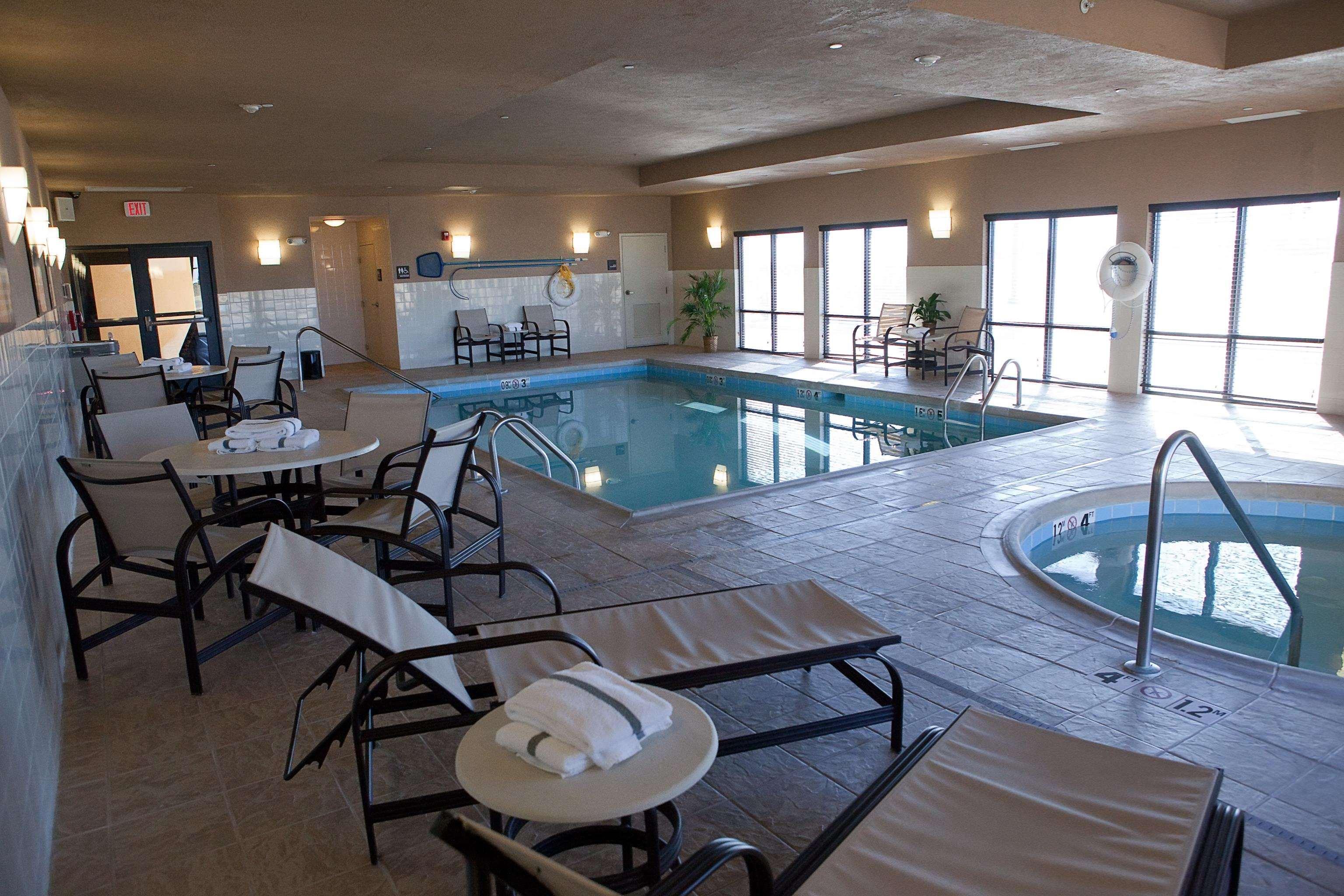 Hampton Inn Колби Экстерьер фото