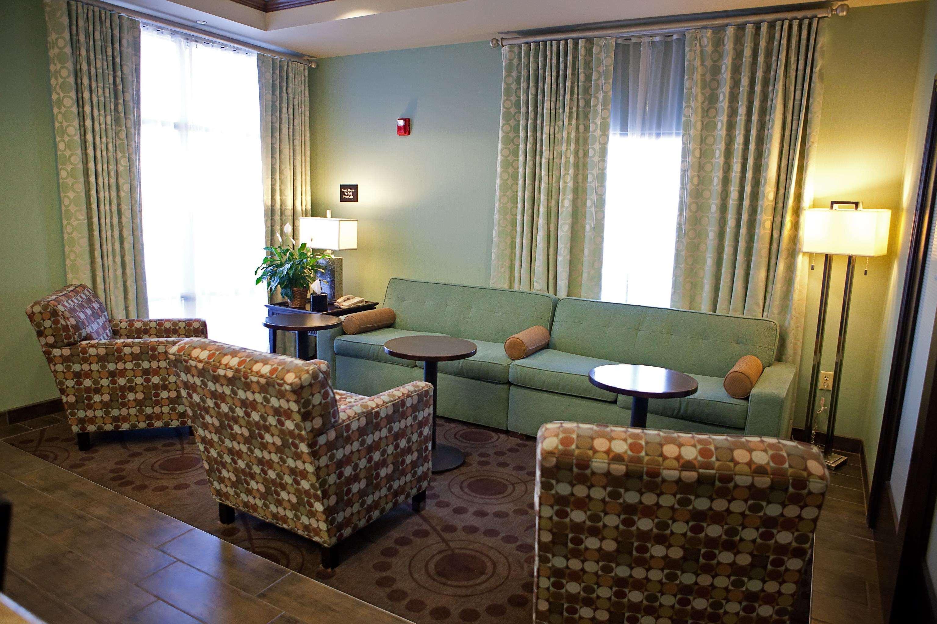 Hampton Inn Колби Экстерьер фото