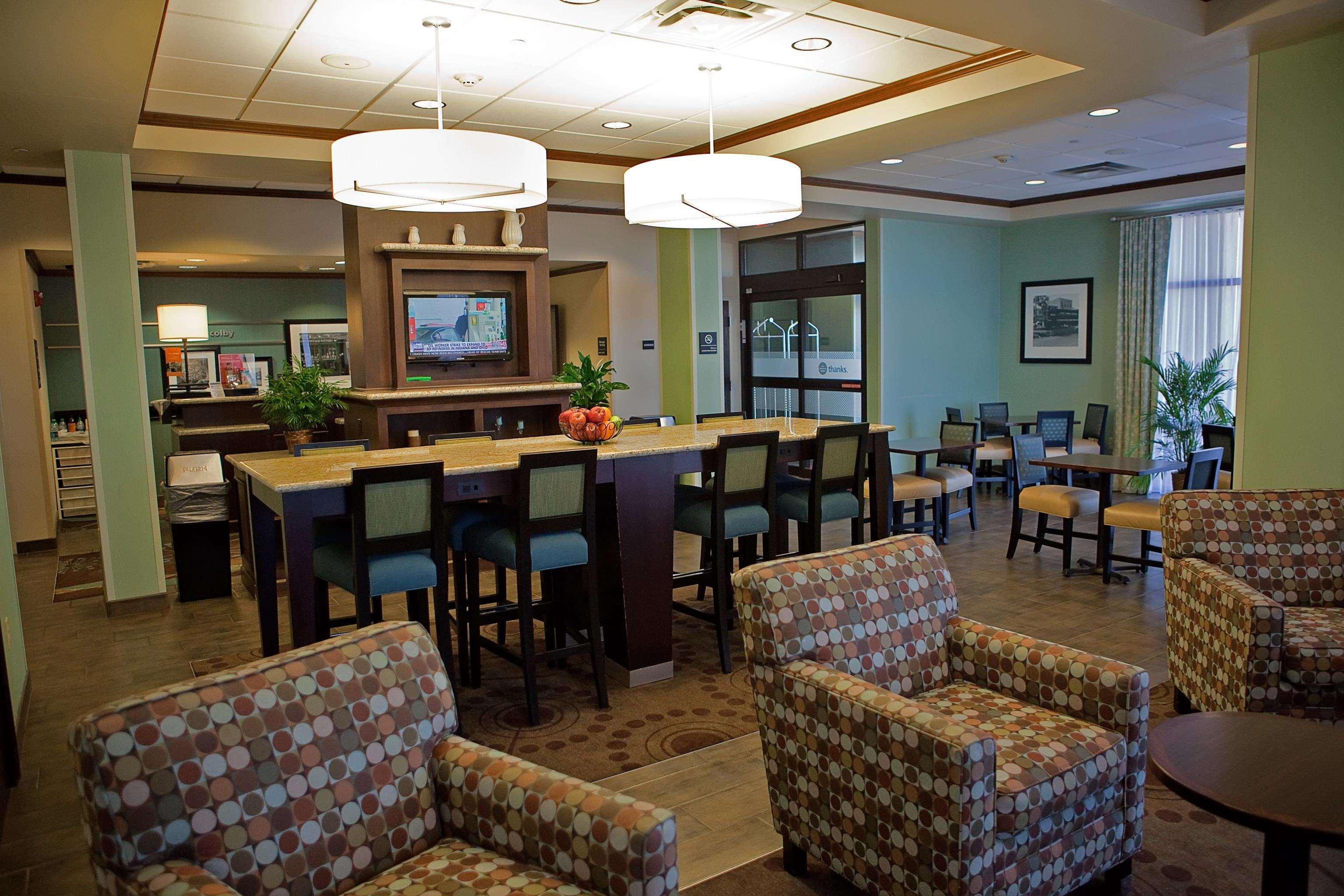 Hampton Inn Колби Экстерьер фото