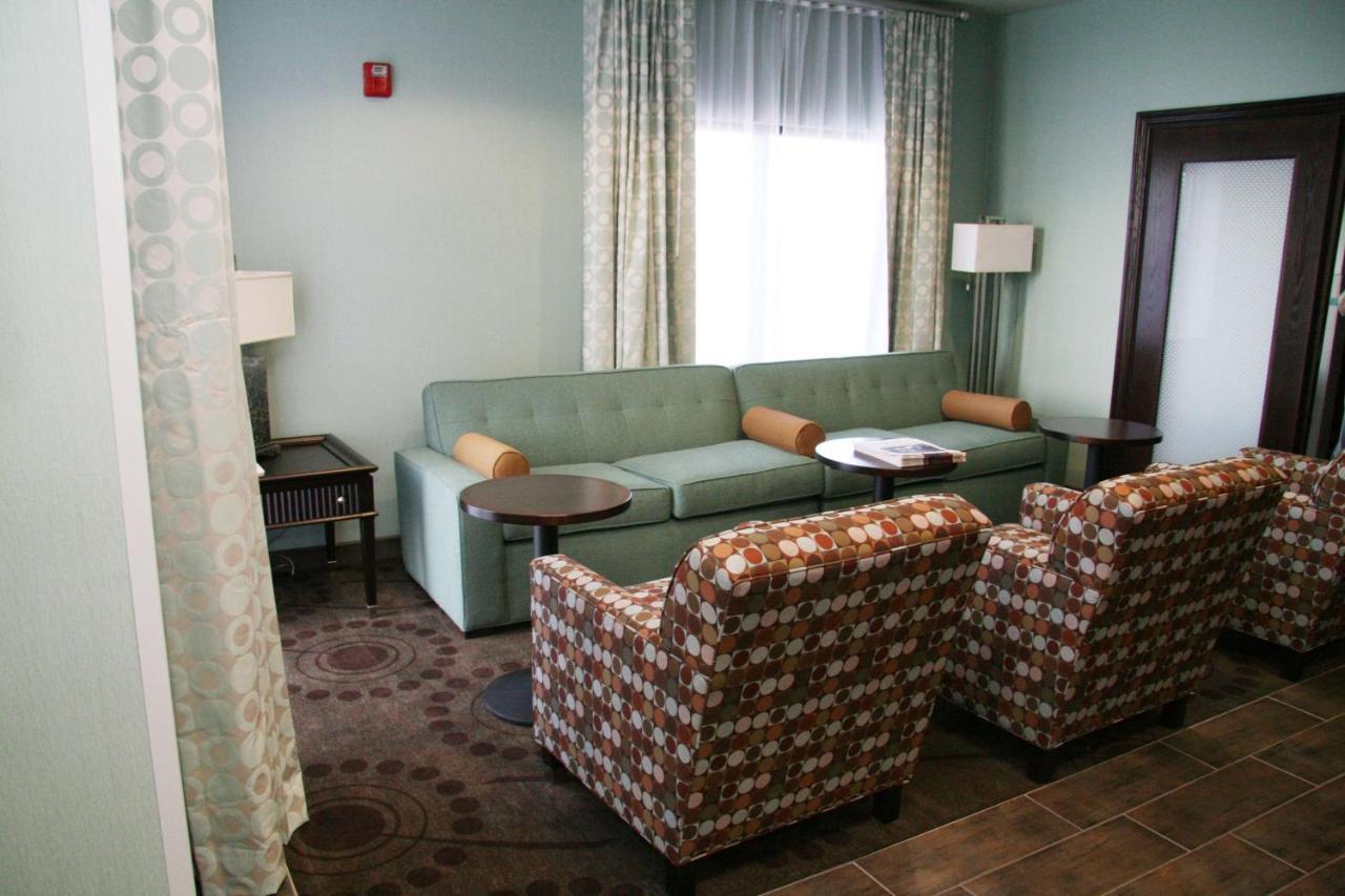 Hampton Inn Колби Экстерьер фото