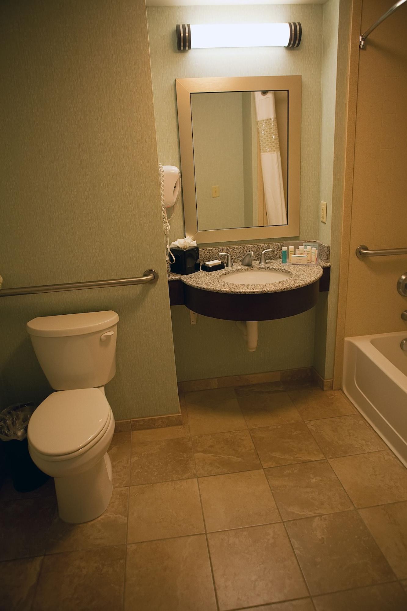 Hampton Inn Колби Экстерьер фото