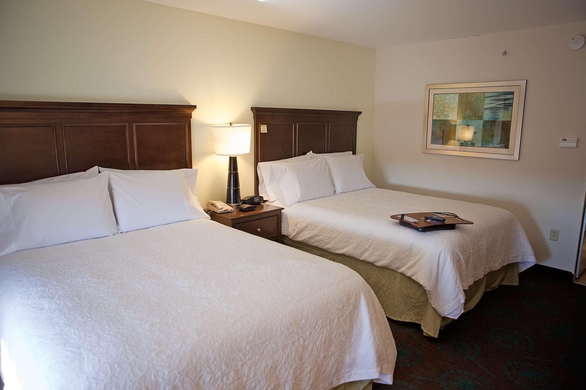Hampton Inn Колби Экстерьер фото