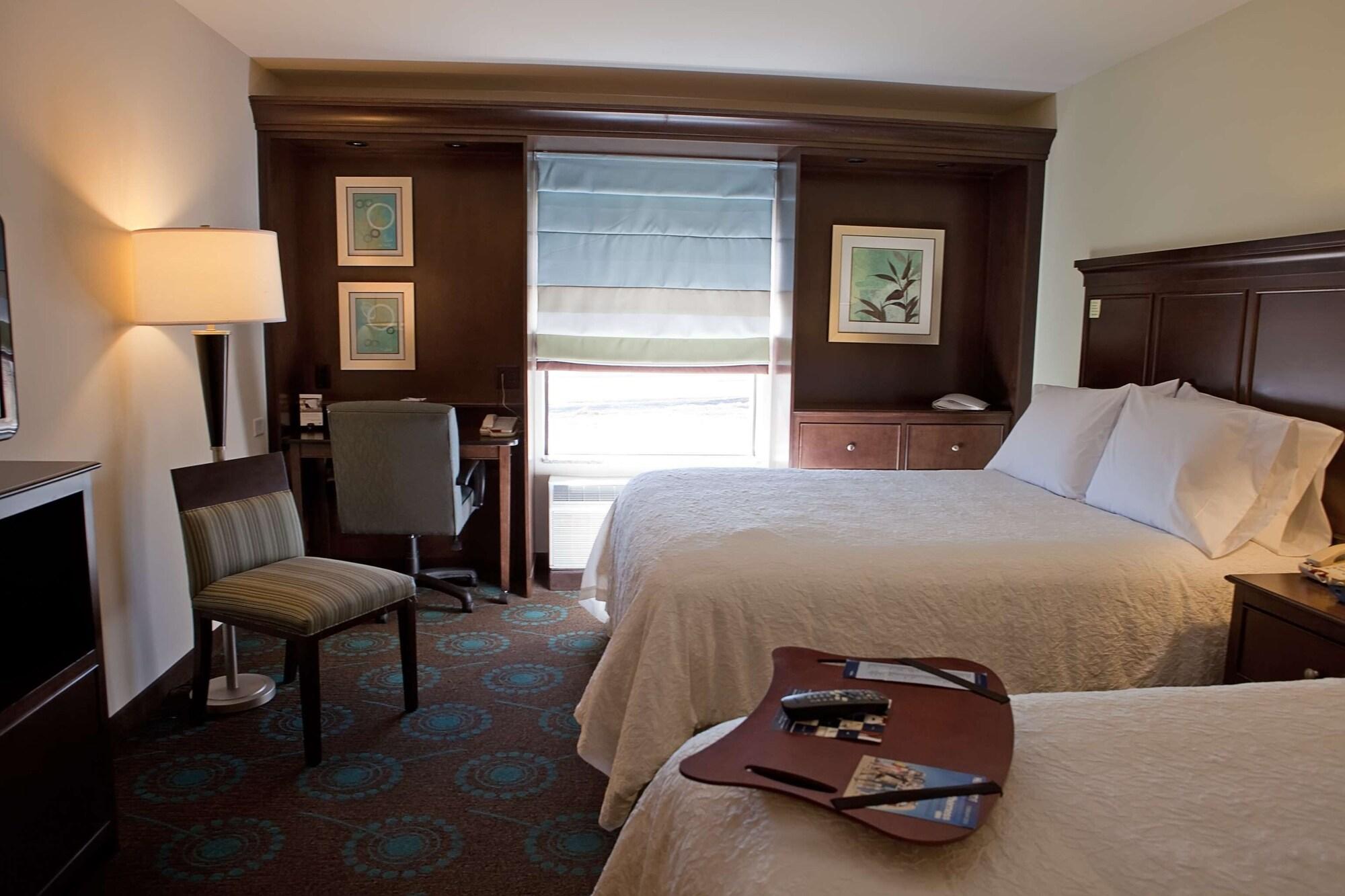 Hampton Inn Колби Экстерьер фото