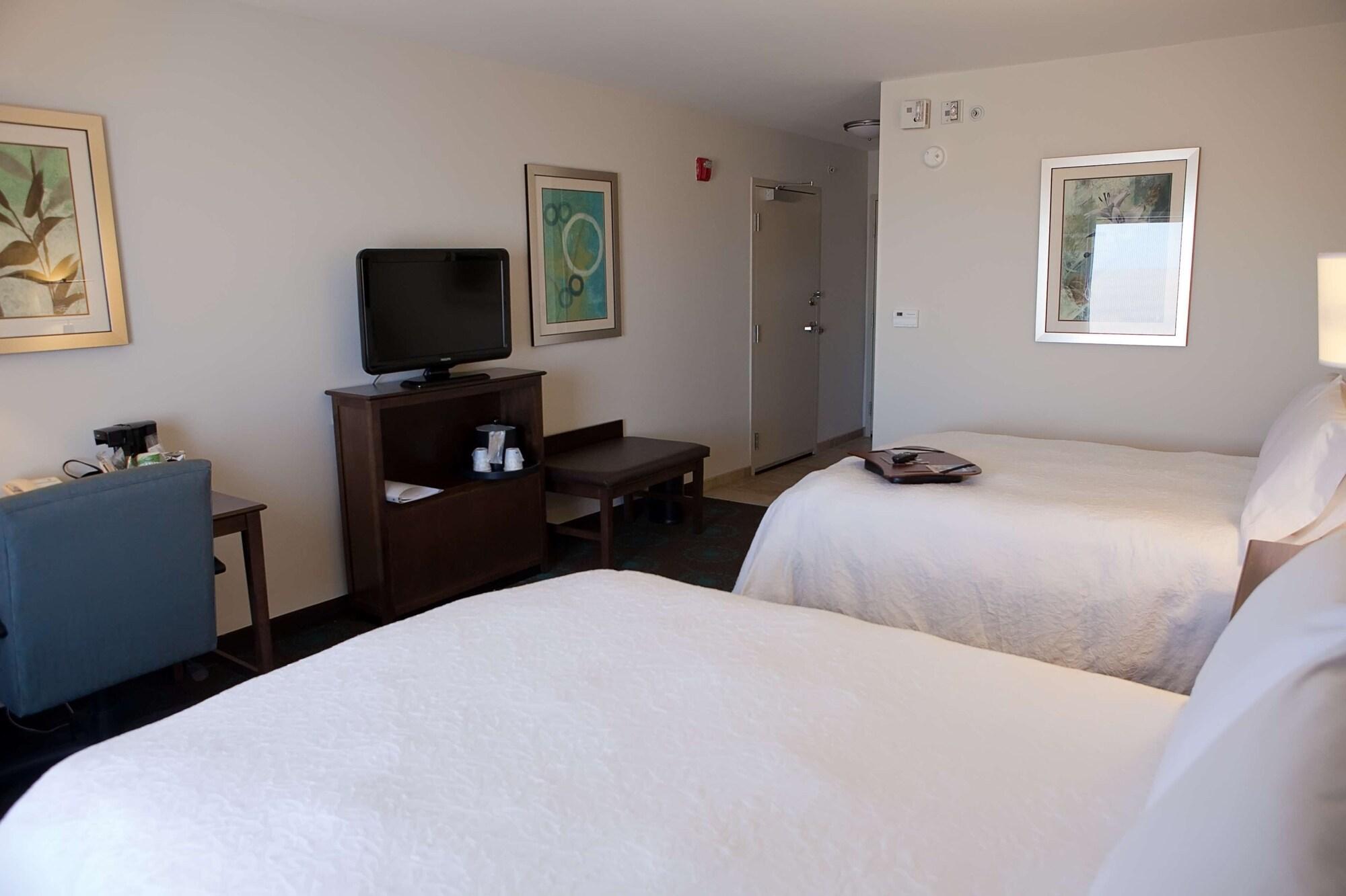 Hampton Inn Колби Экстерьер фото