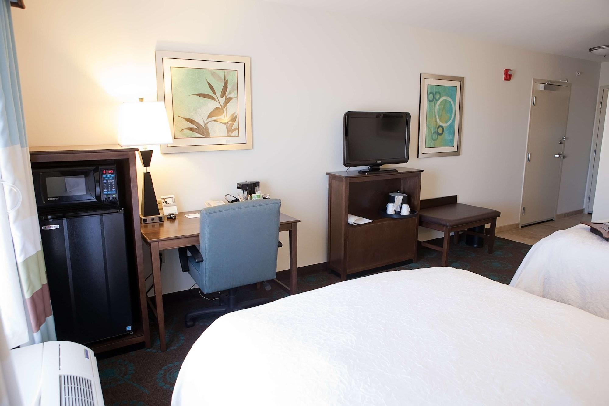 Hampton Inn Колби Экстерьер фото