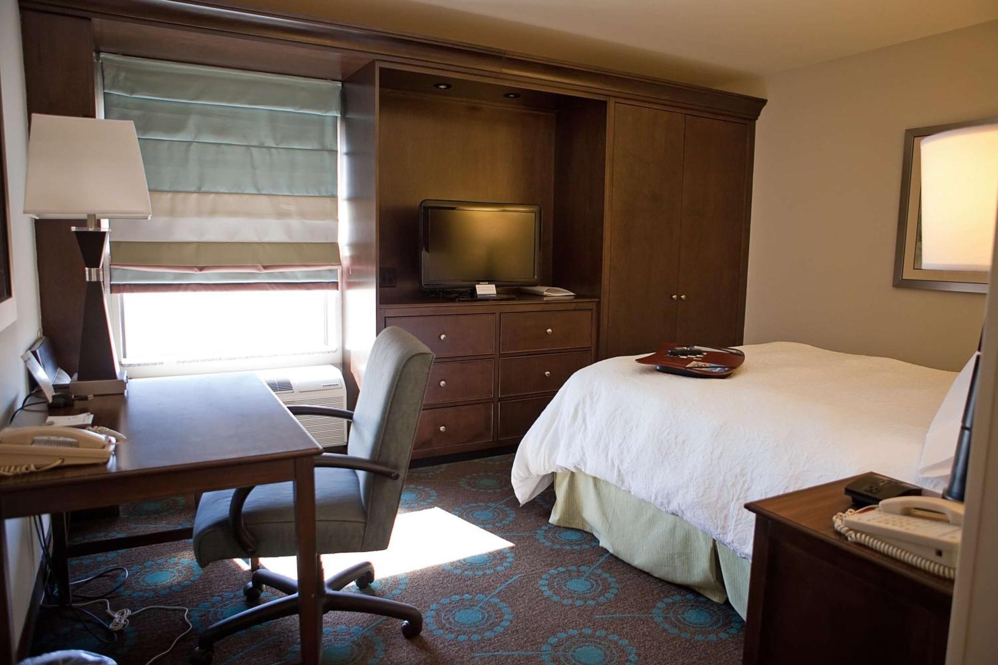 Hampton Inn Колби Экстерьер фото