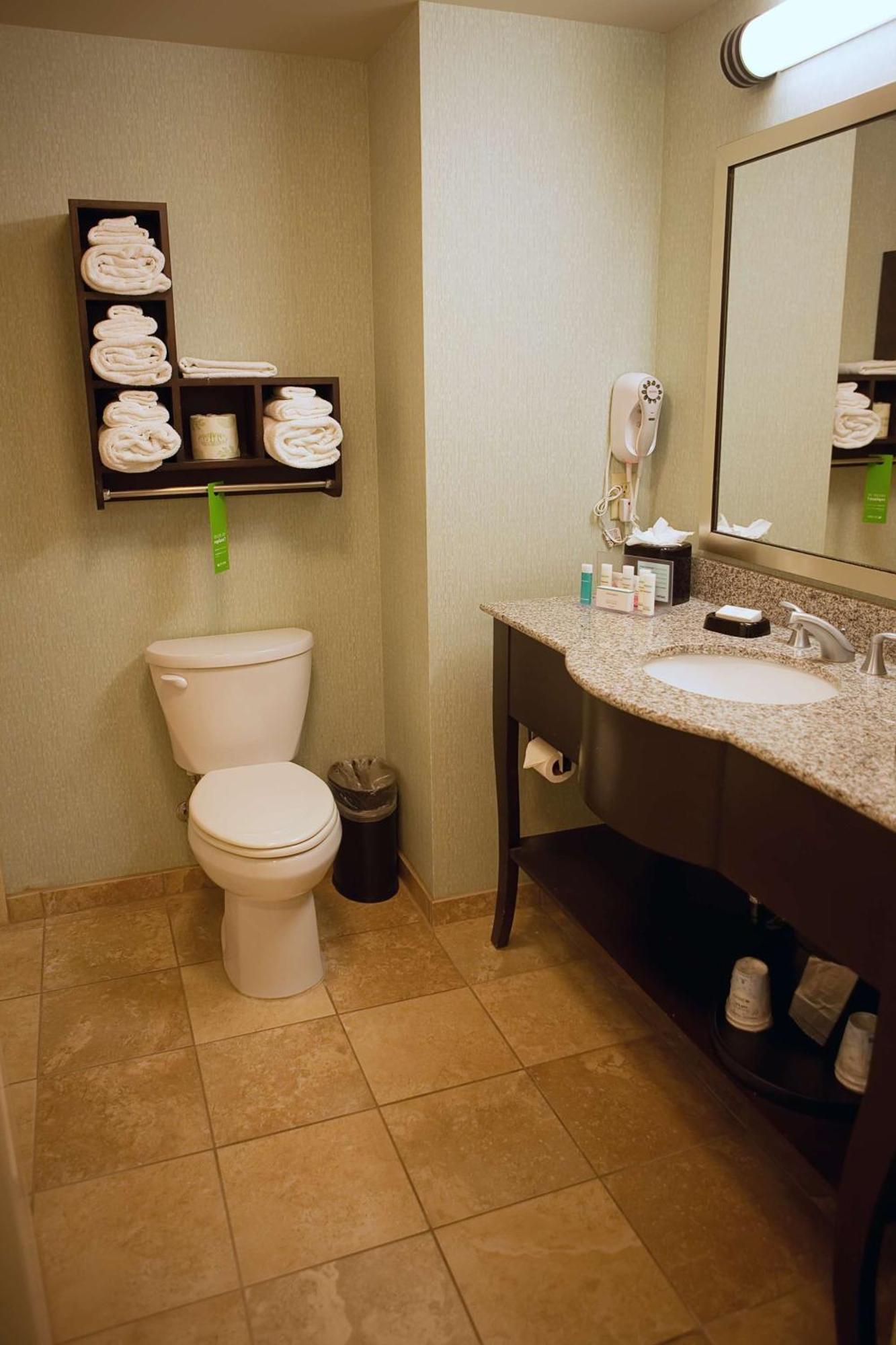 Hampton Inn Колби Экстерьер фото